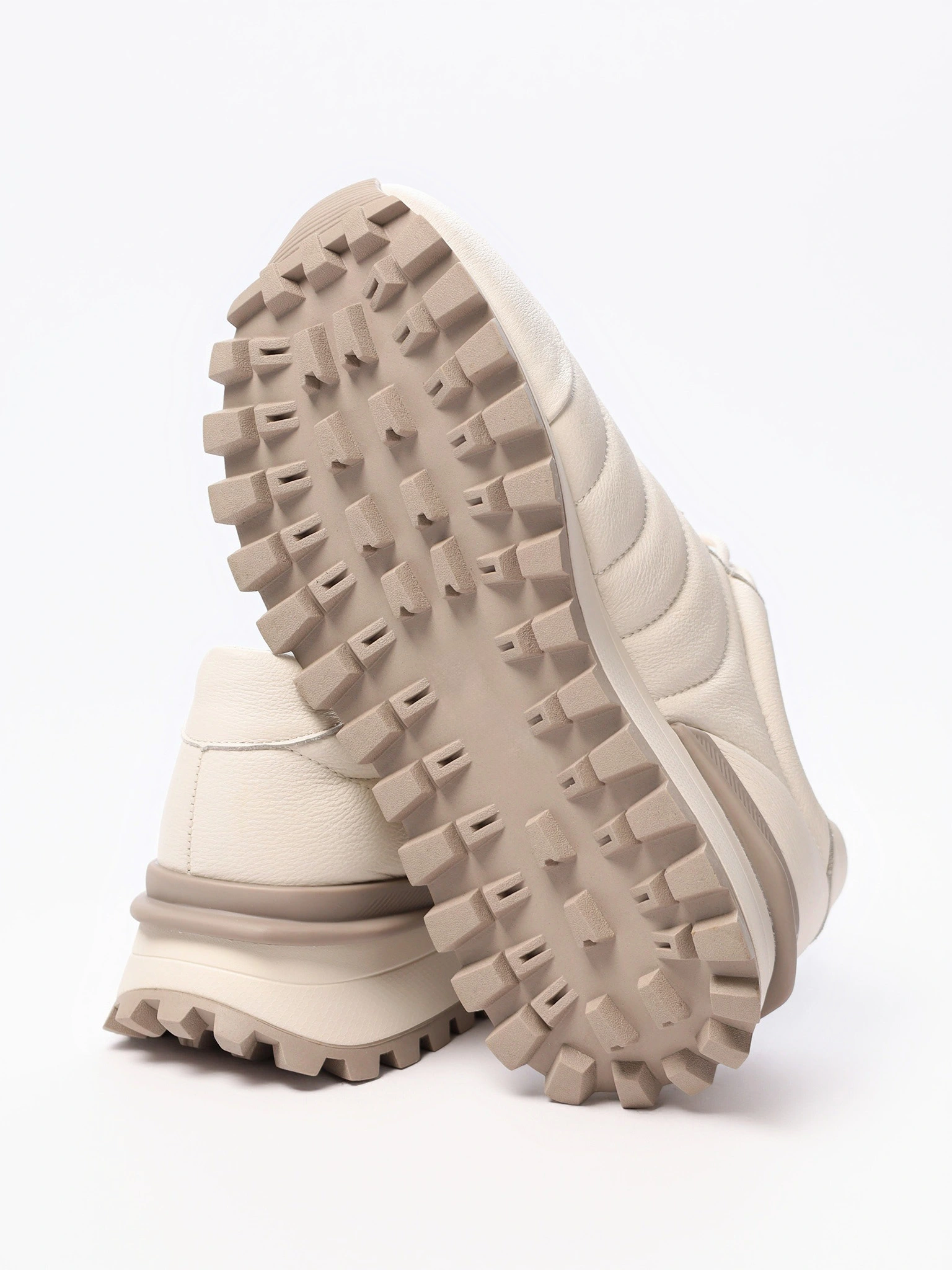 Кроссовки белого цвета на рельефной подошве